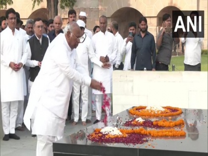 Congress President-elect Mallikarjun Kharge pays homage to Mahatma Gandhi at Rajghat | Congress President-elect Mallikarjun Kharge pays homage to Mahatma Gandhi at Rajghat