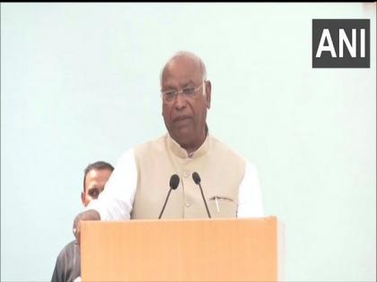 "It's an emotional moment...," Mallikarjun Kharge thanks party workers for electing him Congress President | "It's an emotional moment...," Mallikarjun Kharge thanks party workers for electing him Congress President