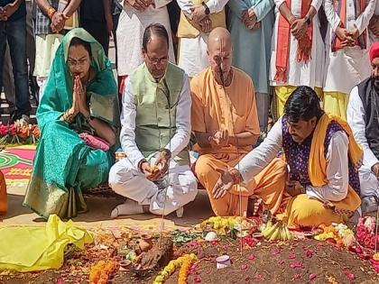 MP: CM Chouhan performs Govardhan Puja in Bhopal; appeals to promote natural farming | MP: CM Chouhan performs Govardhan Puja in Bhopal; appeals to promote natural farming