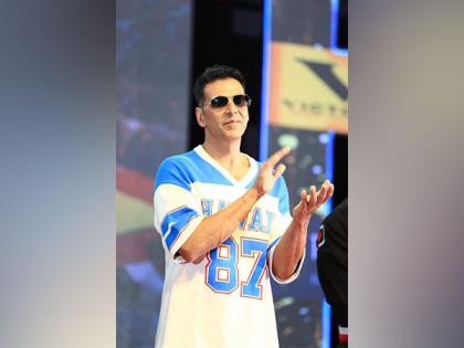 Akshay Kumar attends Kudo tournament, breaks bricks with hammer | Akshay Kumar attends Kudo tournament, breaks bricks with hammer