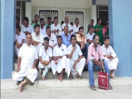 Andhra Pradesh: Barbers stage protest in Tirumala due to harassment by vigilance staff | Andhra Pradesh: Barbers stage protest in Tirumala due to harassment by vigilance staff