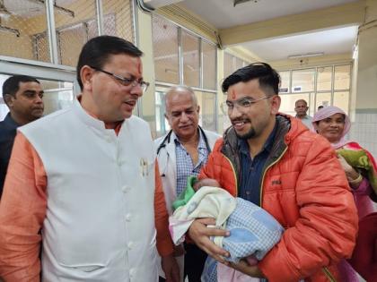 Dhami's surprise inspection of a hospital in Haldwani | Dhami's surprise inspection of a hospital in Haldwani Dhami's surprise inspection of a hospital in Haldwani | Dhami's surprise inspection of a hospital in Haldwani