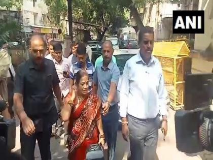 Ex-Mayor Kishori Pednekar arrives at Dadar police station for questioning in SRA flats scam | Ex-Mayor Kishori Pednekar arrives at Dadar police station for questioning in SRA flats scam