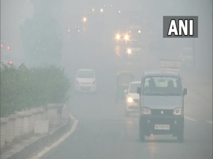 Delhi wakes up to thick smog, air quality index dips to 'severe' | Delhi wakes up to thick smog, air quality index dips to 'severe'