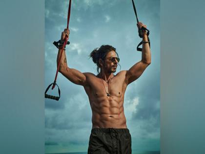 "Called Salman, Hrithik for gym tips": SRK on his fitness regime during COVID-19 pandemic | "Called Salman, Hrithik for gym tips": SRK on his fitness regime during COVID-19 pandemic "Called Salman, Hrithik for gym tips": SRK on his fitness regime during COVID-19 pandemic | "Called Salman, Hrithik for gym tips": SRK on his fitness regime during COVID-19 pandemic