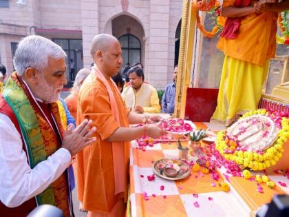 CM Yogi performs pujan of 'Shri Ram Charan Paduka,' flags off chariot for yatra | CM Yogi performs pujan of 'Shri Ram Charan Paduka,' flags off chariot for yatra