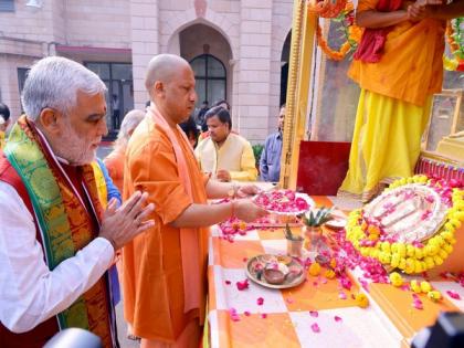 CM Yogi performs pujan of 'Shri Ram Charan Paduka,' flags off chariot for yatra | CM Yogi performs pujan of 'Shri Ram Charan Paduka,' flags off chariot for yatra CM Yogi performs pujan of 'Shri Ram Charan Paduka,' flags off chariot for yatra | CM Yogi performs pujan of 'Shri Ram Charan Paduka,' flags off chariot for yatra
