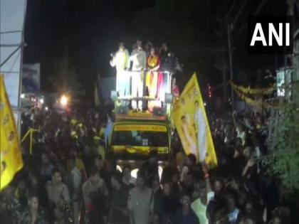 Stone hurled at Chandrababu Naidu's convoy in Andhra's Nandigama, 1 injured | Stone hurled at Chandrababu Naidu's convoy in Andhra's Nandigama, 1 injured