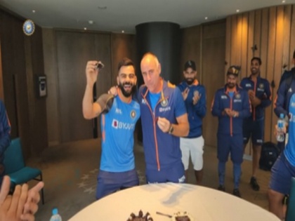 Virat Kohli cuts birthday cake with teammates in Melbourne | Virat Kohli cuts birthday cake with teammates in Melbourne