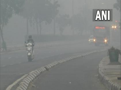 Amid rising air pollution in Delhi, entry of non-essential trucks, cars from Noida banned | Amid rising air pollution in Delhi, entry of non-essential trucks, cars from Noida banned