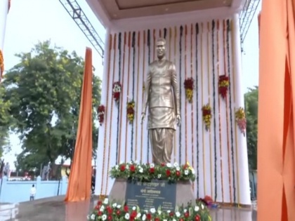 UP CM Yogi Adityanath unveils statue of former PM Chandra Shekhar in Ballia | UP CM Yogi Adityanath unveils statue of former PM Chandra Shekhar in Ballia