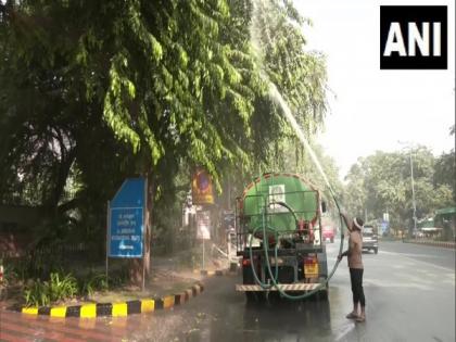 Delhi: Sprinkling of water done on roads, to check rise in AQI | Delhi: Sprinkling of water done on roads, to check rise in AQI