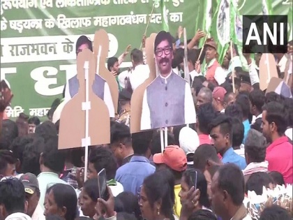 UPA holds protest outside Jharkhand Rajbhavan against 'misuse' of Central agencies | UPA holds protest outside Jharkhand Rajbhavan against 'misuse' of Central agencies