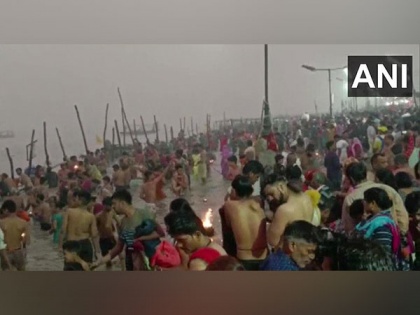 Devotees take holy dip on 'Kartik Purnima' in Garhmukteshwar | Devotees take holy dip on 'Kartik Purnima' in Garhmukteshwar