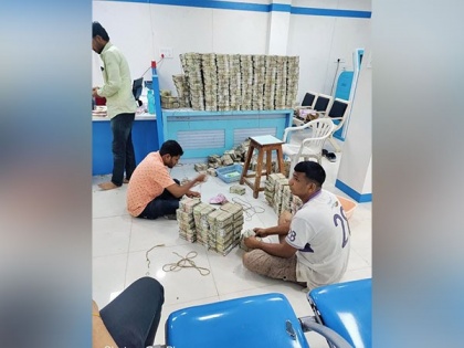 Jharkhand I-T dept raids unearth Rs 2 cr in cash, Rs 100 cr unaccounted investments/transactions | Jharkhand I-T dept raids unearth Rs 2 cr in cash, Rs 100 cr unaccounted investments/transactions