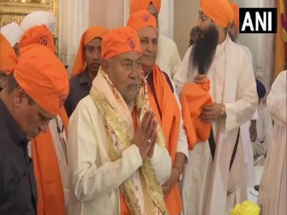 Bihar CM Nitish offers prayers at Patna Sahib on Guru Nanak Jayanti | Bihar CM Nitish offers prayers at Patna Sahib on Guru Nanak Jayanti