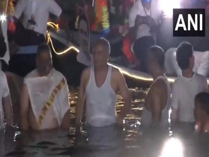 Kartik Purnima: CM Bhupesh Baghel takes holy dip in Kharun river at Mahadev ghat | Kartik Purnima: CM Bhupesh Baghel takes holy dip in Kharun river at Mahadev ghat