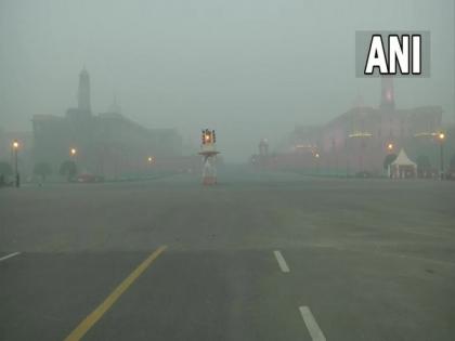 Thick layer of smog shrouds Delhi, AQI remains in 'very poor' category | Thick layer of smog shrouds Delhi, AQI remains in 'very poor' category