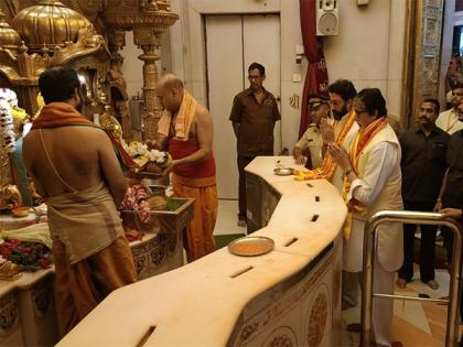 Amitabh Bachchan, Abhishek Bachchan visit Siddhivinayak Temple as 'Uunchai' hits theatres | Amitabh Bachchan, Abhishek Bachchan visit Siddhivinayak Temple as 'Uunchai' hits theatres