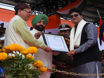 Prasoon Joshi honours with the Prestigious Uttarakhand Gaurav Samman Award | Prasoon Joshi honours with the Prestigious Uttarakhand Gaurav Samman Award