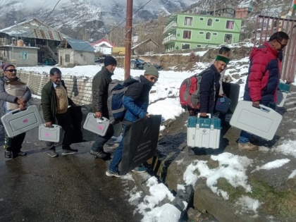 Himachal Assembly election: Polling officials cross snow-covered roads to reach election booths | Himachal Assembly election: Polling officials cross snow-covered roads to reach election booths