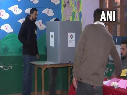 Himachal Assembly polls: Former CM Shanta Kumar casts vote in Palampur | Himachal Assembly polls: Former CM Shanta Kumar casts vote in Palampur