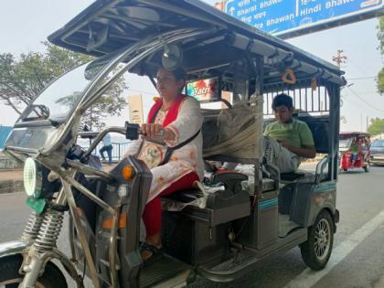 MP woman drives e-rickshaw to make her son army officer after being left by her husband | MP woman drives e-rickshaw to make her son army officer after being left by her husband