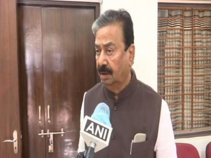 Cong's Sanjay Nirupam slams Gajanan Kirtikar who joined Shinde camp, says he is not fit to be a leader | Cong's Sanjay Nirupam slams Gajanan Kirtikar who joined Shinde camp, says he is not fit to be a leader