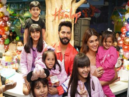 Bhediya's Day out with Varun Dhawan and Kriti Sanon at the Hamleys Christmas Top 10 Toys Launch 2022 | Bhediya's Day out with Varun Dhawan and Kriti Sanon at the Hamleys Christmas Top 10 Toys Launch 2022