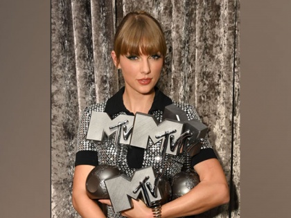 Taylor Swift sweeps EMA with four awards, thanks fans | Taylor Swift sweeps EMA with four awards, thanks fans