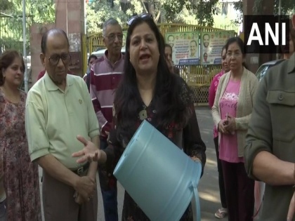 Delhi: Vasant Kunj residents protest over erretic water supply | Delhi: Vasant Kunj residents protest over erretic water supply