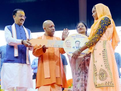 Uttar Pradesh CM takes part in Griha Pravesh of housing beneficiaries | Uttar Pradesh CM takes part in Griha Pravesh of housing beneficiaries