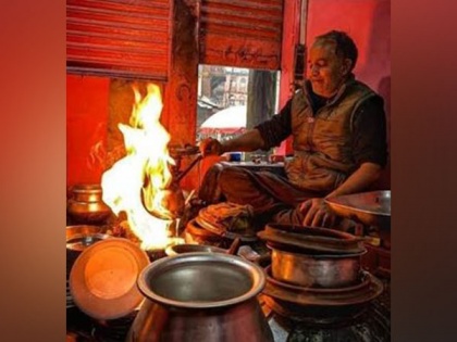 With the onset of winter in Kashmir, locals return to their favourite food 'Harissa' | With the onset of winter in Kashmir, locals return to their favourite food 'Harissa'
