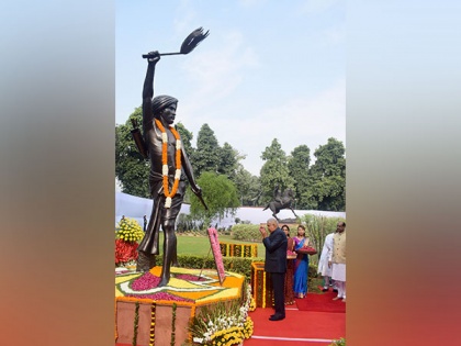 Delhi: Vice President Jagdeep Dhankhar pays floral tributes to tribal leader Birsa Munda on Janjatiya Gaurav Diwas | Delhi: Vice President Jagdeep Dhankhar pays floral tributes to tribal leader Birsa Munda on Janjatiya Gaurav Diwas