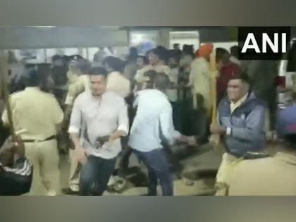 Tension in Thane after clash breaks out between Thackeray, Shinde factions of Shiv Sena | Tension in Thane after clash breaks out between Thackeray, Shinde factions of Shiv Sena Tension in Thane after clash breaks out between Thackeray, Shinde factions of Shiv Sena | Tension in Thane after clash breaks out between Thackeray, Shinde factions of Shiv Sena