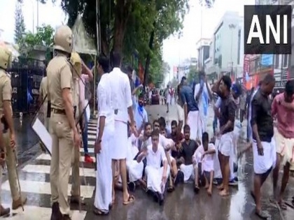 Cong student's wing holds statewide 'Education Bandh' in Kerala | Cong student's wing holds statewide 'Education Bandh' in Kerala