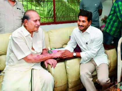 CM Jagan visits Hyderabad, pays tribute to late actor Ghattamaneni Krishna | CM Jagan visits Hyderabad, pays tribute to late actor Ghattamaneni Krishna