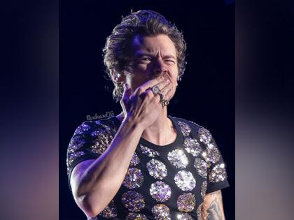 Harry Styles hit in the eye with candy during LA concert | Harry Styles hit in the eye with candy during LA concert