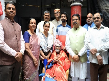 Union Minister Dharmendra Pradhan meets family of Tamil poet Subramania Bharathiyar in Varanasi | Union Minister Dharmendra Pradhan meets family of Tamil poet Subramania Bharathiyar in Varanasi