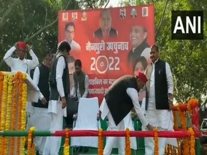 UP: Akhilesh Yadav seen touching Shivpal Yadav's feet during by-poll campaign in Mainpuri | UP: Akhilesh Yadav seen touching Shivpal Yadav's feet during by-poll campaign in Mainpuri