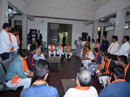 Gujarat: PM Modi surprises BJP workers at 'Kamalam'; enjoys light chat, recalls his association with party | Gujarat: PM Modi surprises BJP workers at 'Kamalam'; enjoys light chat, recalls his association with party