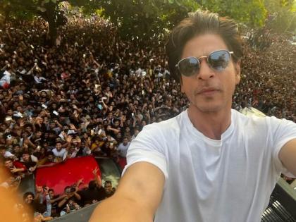 Shah Rukh Khan's Mannat gets a diamond-studded nameplate, pictures viral | Shah Rukh Khan's Mannat gets a diamond-studded nameplate, pictures viral