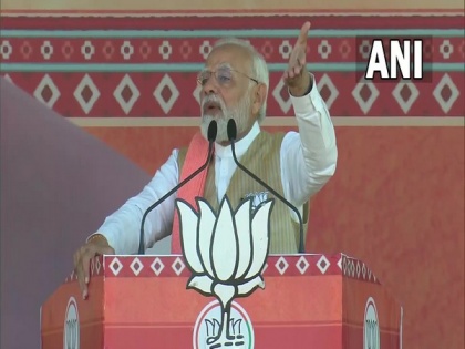 "I have no aukat, let's discuss Gujarat's ..." PM Modi dares Congress to a face-off | "I have no aukat, let's discuss Gujarat's ..." PM Modi dares Congress to a face-off