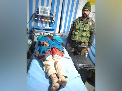 Indian Army helps pregnant lady in distress in J-K village | Indian Army helps pregnant lady in distress in J-K village