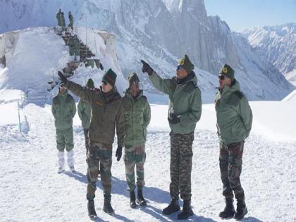 Corps Commander Lt Gen A Sengupta visits Siachen Glacier, reviews winter preparedness | Corps Commander Lt Gen A Sengupta visits Siachen Glacier, reviews winter preparedness