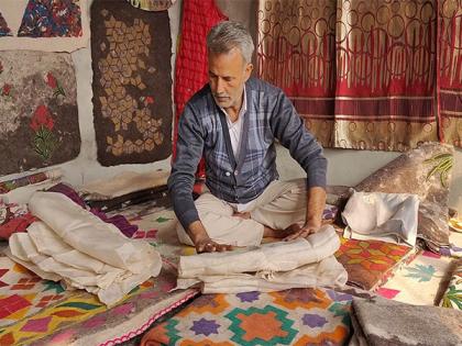 First Indian artisan to create Kashmiri Namda combining Australia's "Nuno Felting Technique" with traditional felting | First Indian artisan to create Kashmiri Namda combining Australia's "Nuno Felting Technique" with traditional felting