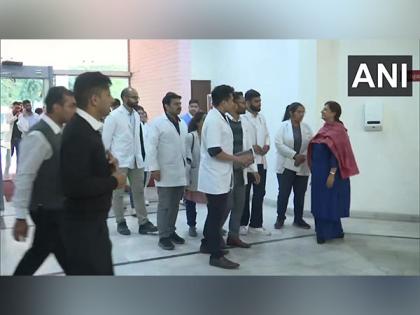 Haryana: MBBS students continue to protest against Bond policy, implemented by govt | Haryana: MBBS students continue to protest against Bond policy, implemented by govt Haryana: MBBS students continue to protest against Bond policy, implemented by govt | Haryana: MBBS students continue to protest against Bond policy, implemented by govt