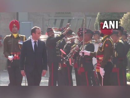 French Defence Minister accorded Guard of Honour in Delhi | French Defence Minister accorded Guard of Honour in Delhi