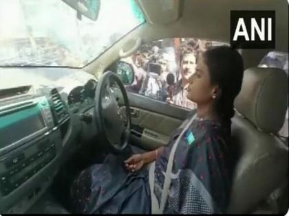 YSRTP chief Sharmila's car towed away with her sitting inside by Hyderabad Police | YSRTP chief Sharmila's car towed away with her sitting inside by Hyderabad Police