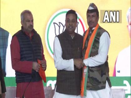 Ex-AAP MLA Surender Singh joins BJP ahead of MCD polls | Ex-AAP MLA Surender Singh joins BJP ahead of MCD polls